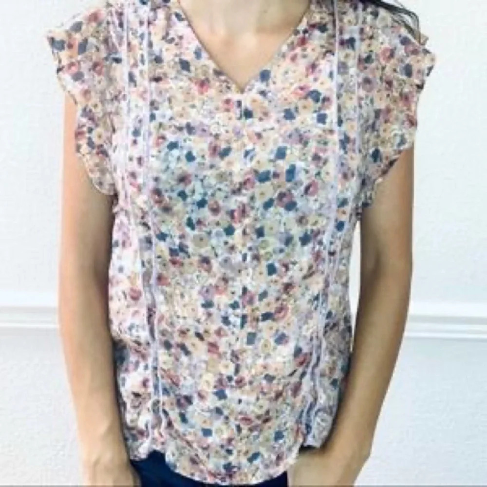 Hope & Harlow Floral Sleeveless Blouse. Size: L